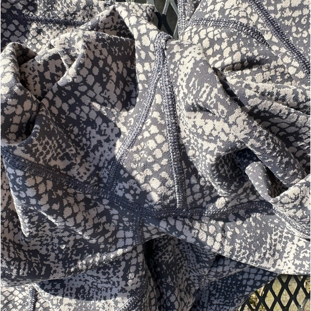 Xl Athleta snakeskin print, 7/8 length leggings w 2 small side pockets. EUC - Picture 11 of 11